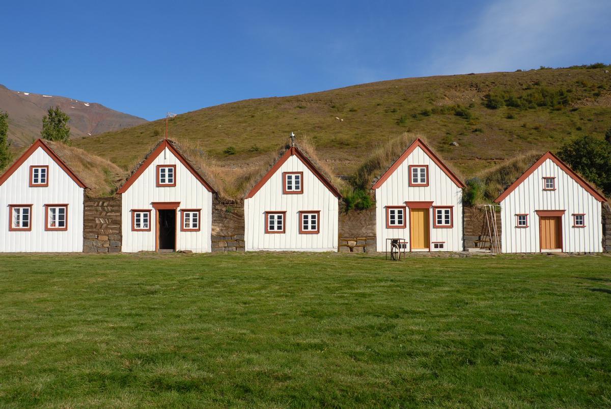 Las casas de turba de Laufás, cnstruidas a mediados del siglo XIX, son famosas por sus techos cubiertos de hierba y su interior restaurado