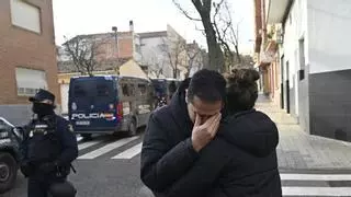 Hamza y su familia son desahuciados en Zaragoza pese a la presión popular: "Tenemos lágrimas, la rabia nos puede"