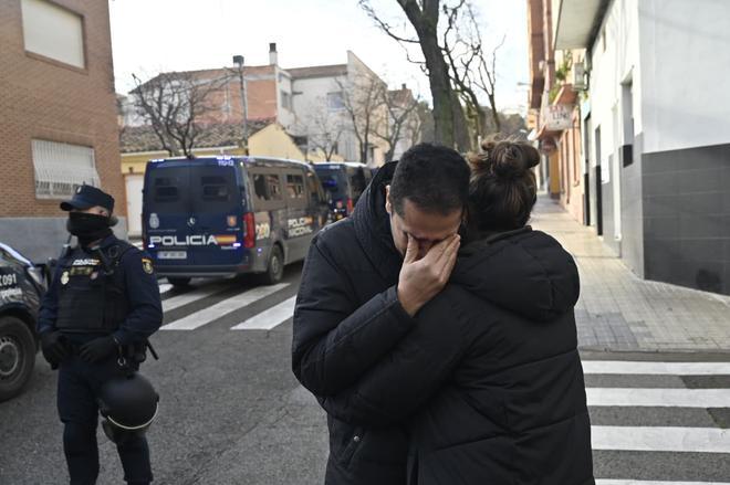 En imágenes I Los vecinos intentan paralizar el desahucio de Hamza y su familia en Torrero