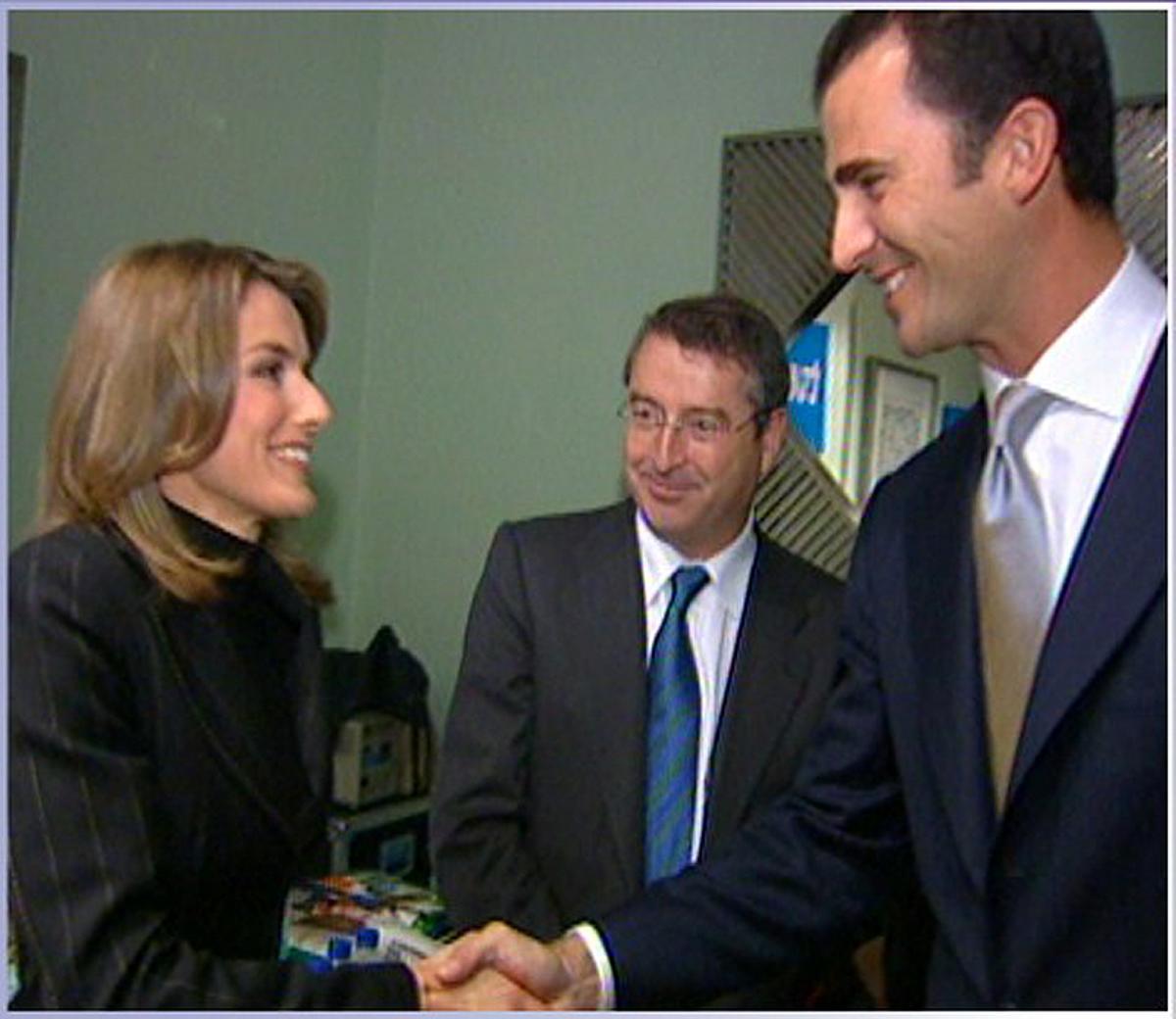 El príncipe Felipe y Letizia Ortiz se saludan en Oviedo en el año 2003.