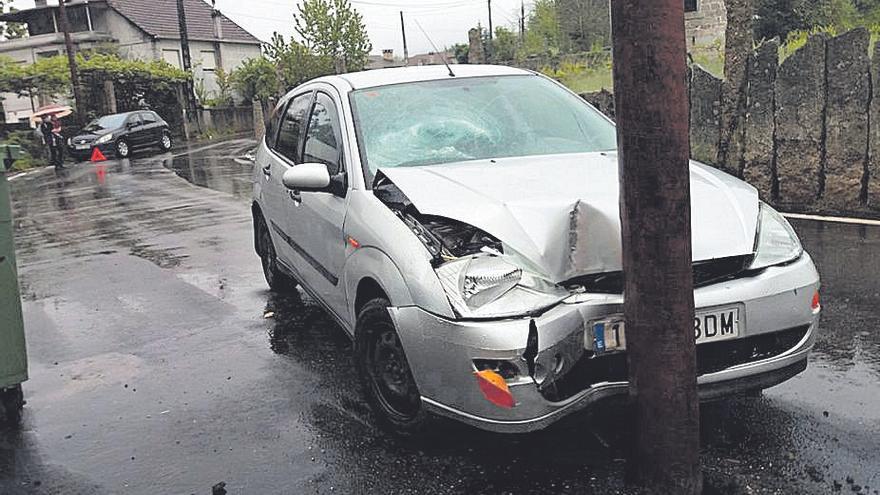 El coche que colisionó contra el poste en medio de la calzada.