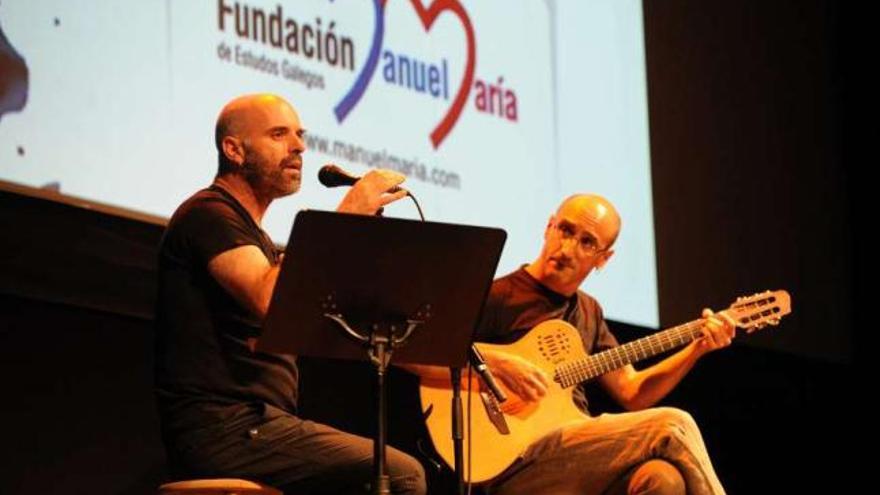 Xabier Díaz e o guitarrista Guillerme Fernández, actuando nun acto de homenaxe a Manuel María. / la opinión