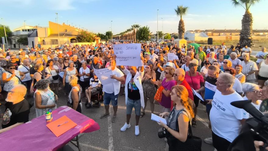 Cientos de personas claman contra la incineradora de residuos sanitarios y piden un consultorio 24 horas en Los Alcázares