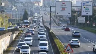 Atasco en A Pasaxe tras un accidente en la entrada a A Coruña por Lavedra y Alfonso Molina