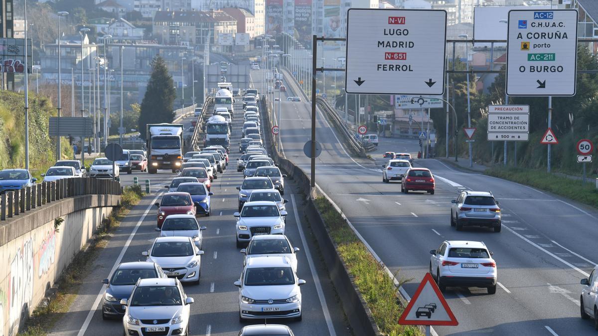 Atasco en A Pasaxe por un accidente en Palavea