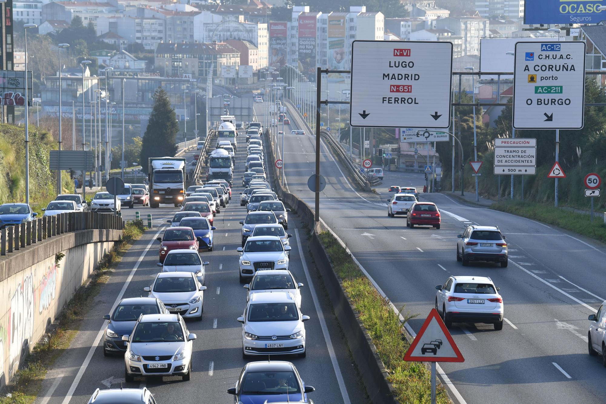 Atasco en A Pasaxe por un accidente en Palavea