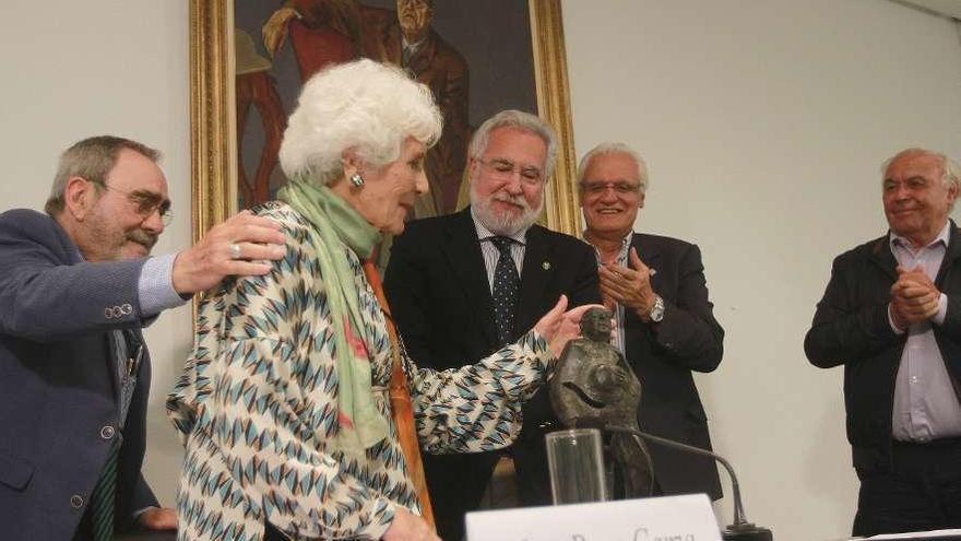 Luz Pozo Garza recibe el Premio Trasalba, aportando las palabras de Otero Pedrayo
