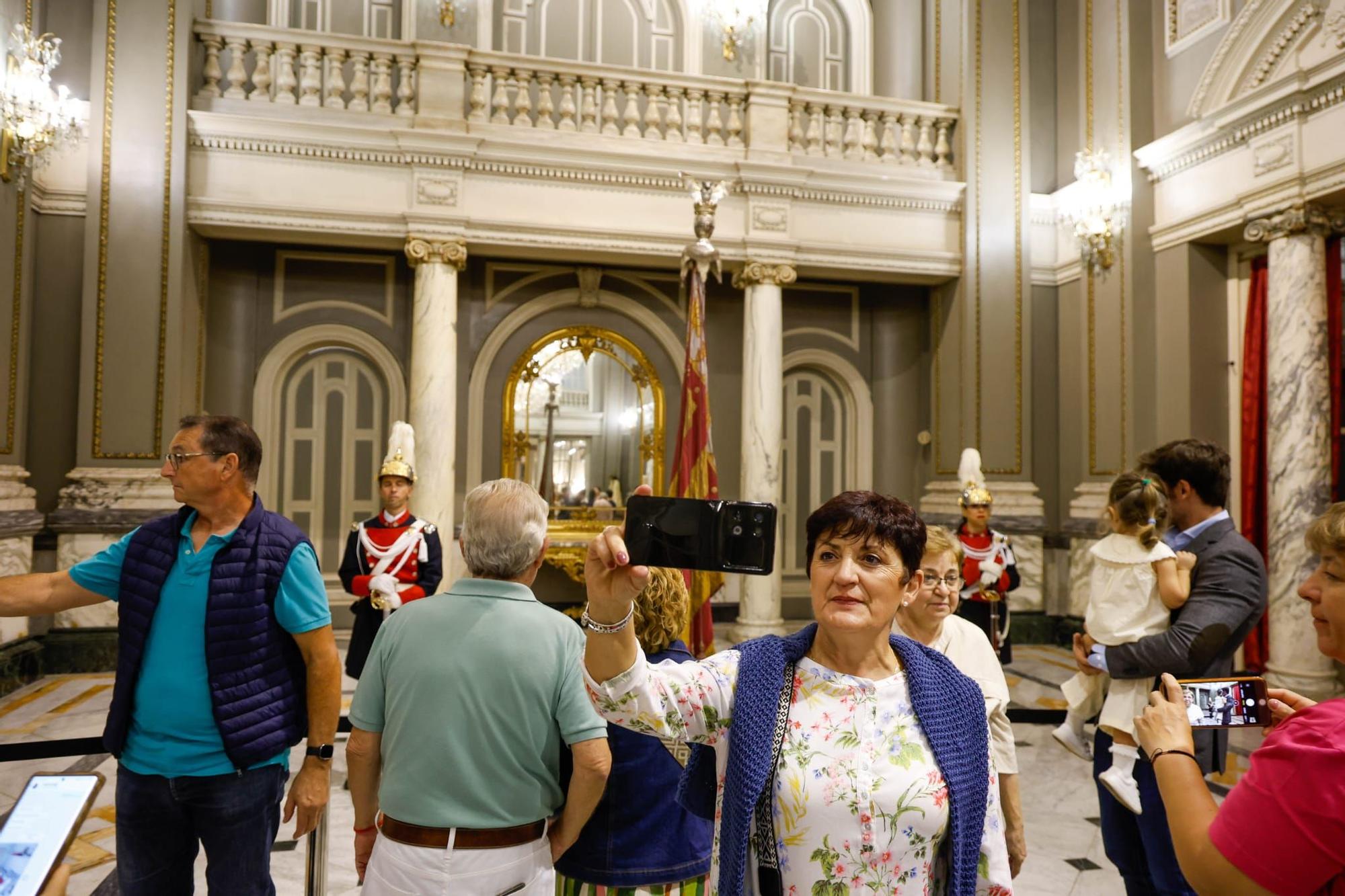 El centro se llena en vísperas del Nou d'Octubre para ver la Senyera