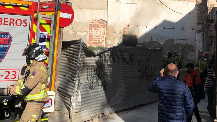 Los bomberos en la calle Zorrilla donde en un inmueble en ruinas se produjo el incendio, este martes.