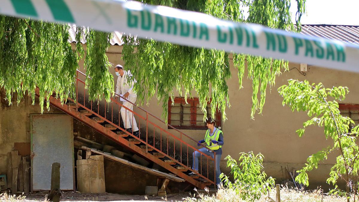 Investigadores de la Guardia Civil, en el lugar de los hechos.