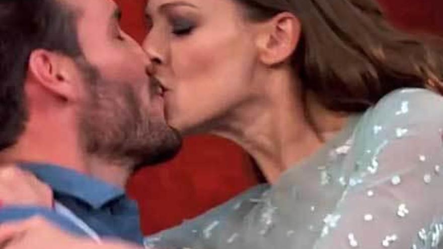 Craviotto y Eva González, en pleno beso.