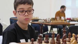 Faustino Oro, el genio del ajedrez argentino de 10 años. en plena partida