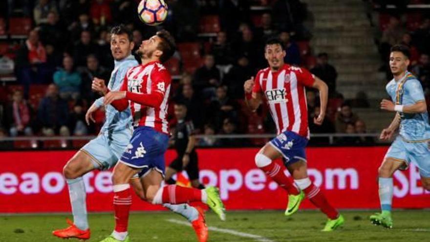 Portu controla una pilota amb el cap contra el Rayo.