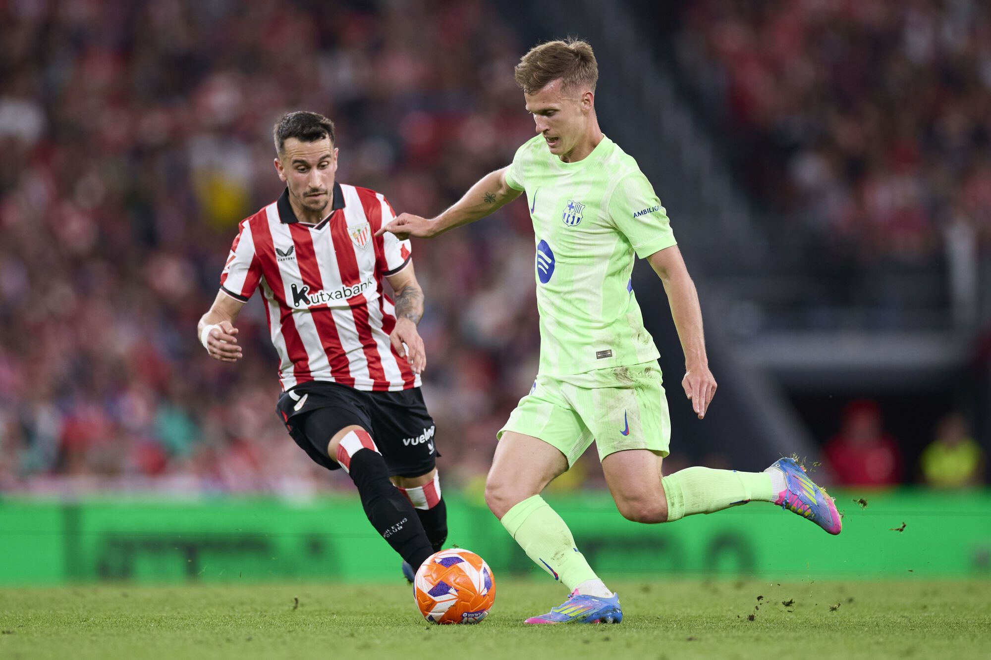 Alex Berenguer of Athletic Club competes for the ball with Dani Olmo of FC Barcelona during the LaLiga EA Sports match between Athletic Club and FC Barcelona at San Mames on May 25, 2025, in Bilbao, Spain. AFP7 25/05/2025 ONLY FOR USE IN SPAIN. Ricardo Larreina / AFP7 / Europa Press;2025;SPAIN;SPORT;ZSPORT;SOCCER;ZSOCCER;Athletic Club de Bilbao v FC Barcelona - La Liga EA Sports;