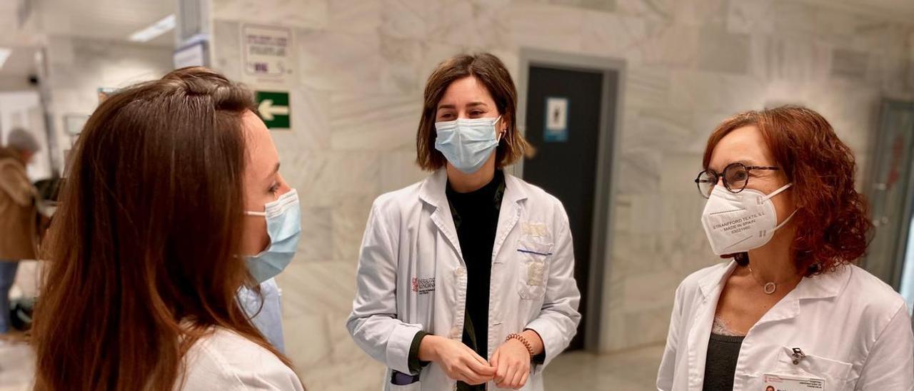 La gerente Pilar Santos junto a dos estudiantes residentes MIR del Hospital Universitario de Torrevieja