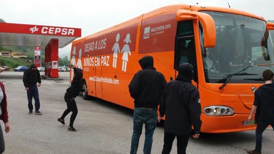 El conductor del autobús de Hazte Oír recibe una pedrada a su llegada a Asturias