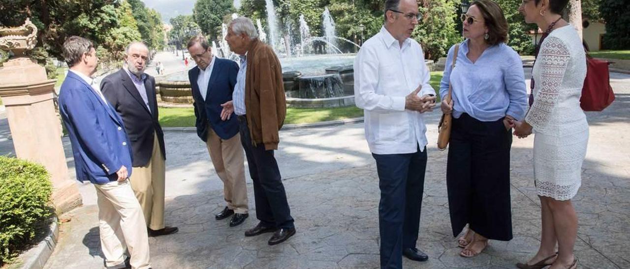 Por la izquierda, José Laviña, Javier Sangro, Luis Arias, Yago Pico de Coaña, Jorge Hevia, Aurora Díaz-Rato y Eva Martínez, en el Campo San Francisco de Oviedo.