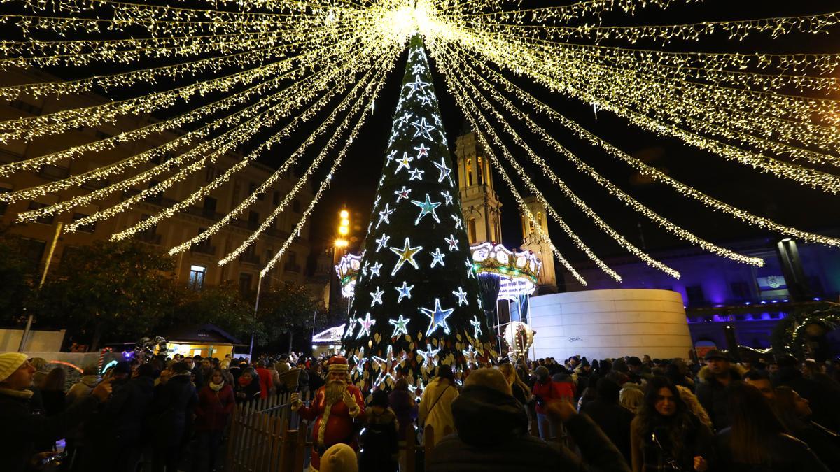 La plaza del Pilar de Zaragoza acoge la muestra navideña, con un belén gigante, una pista de hielo y un 'toboganing'.