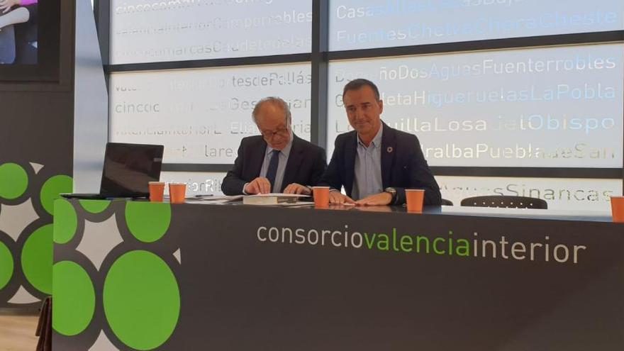 Robert Raga (derecha) ayer durante la asamblea del Consorcio Valencia Interior.