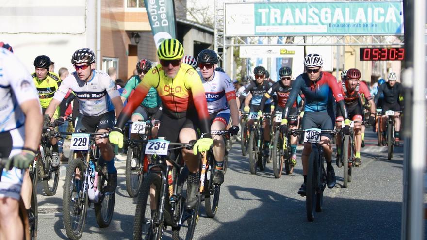 Salida de la carrera, a las 9.30 horas de ayer, del núcleo urbano de A Bandeira.