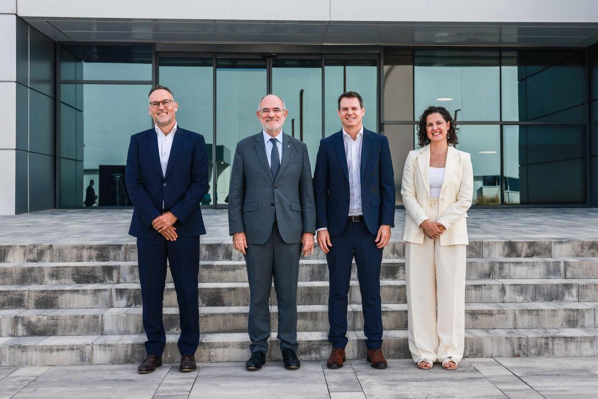 El conseller Duch amb representants d'Hipra, davant les instal·lacions d'Aiguaviva.