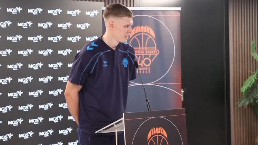 Presentación oficial de Elias Valtonen con el Valencia Basket
