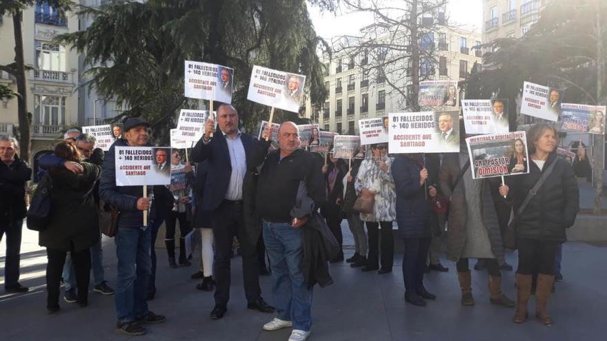 Las víctimas protestaron a las puertas del Congreso // EP