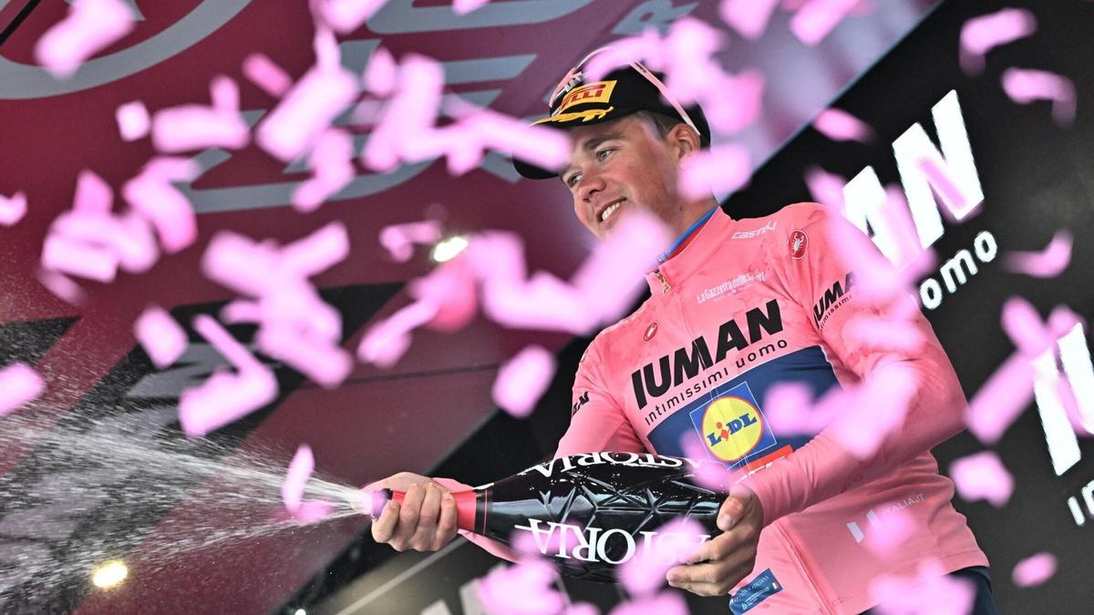 Mads Pedersen, en el podio del Giro de Italia tras la etapa 6.