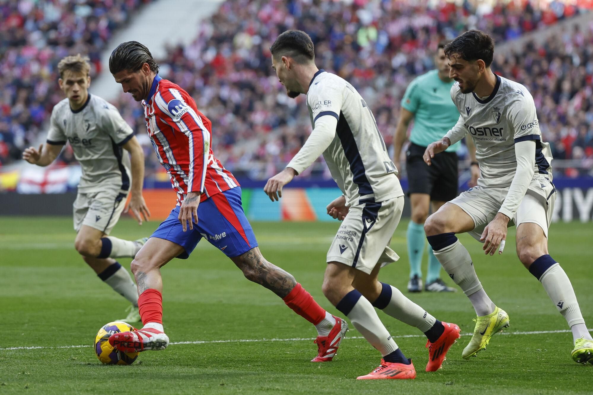 MADRID , 12/01/2025.- El centrocampista argentino del Atlético de Madrid Rodrigo de Paul (2i) durante el partido de LaLiga entre el Atlético de Madrid y el Osasuna, este domingo en el Riyadh Air Metropolitano de Madrid.EFE/ Juanjo Martín