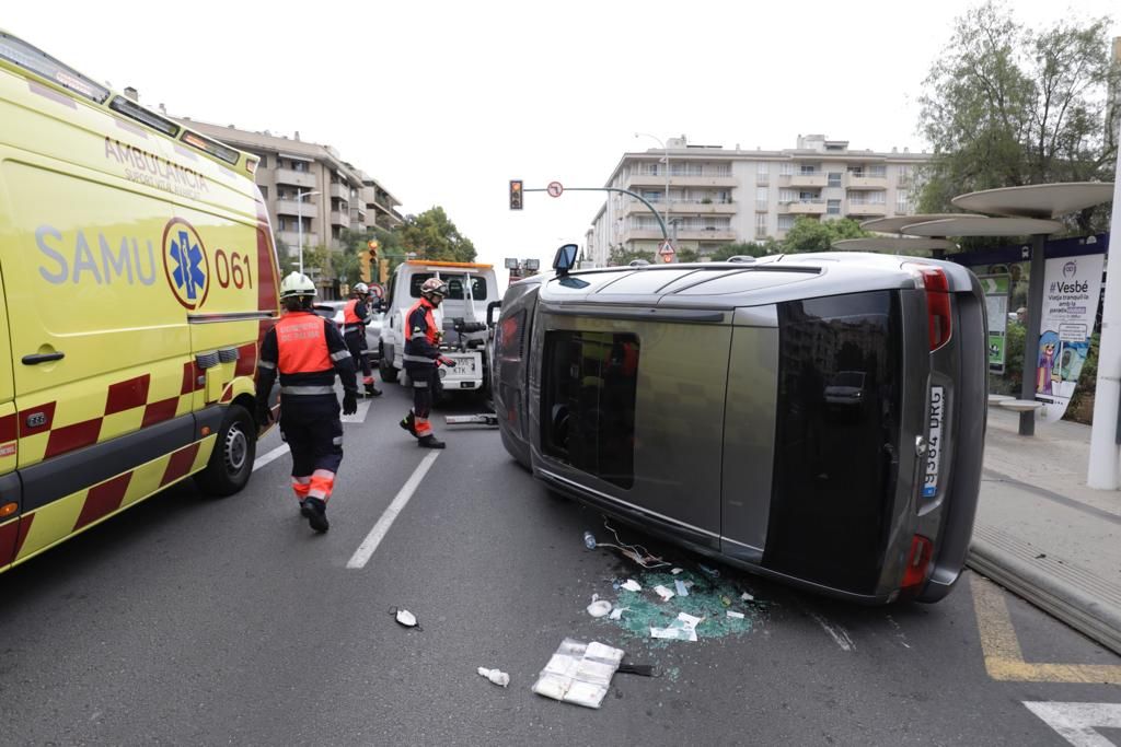 Rescatan al conductor de un coche volcado en la calle Eusebio Estada de Palma