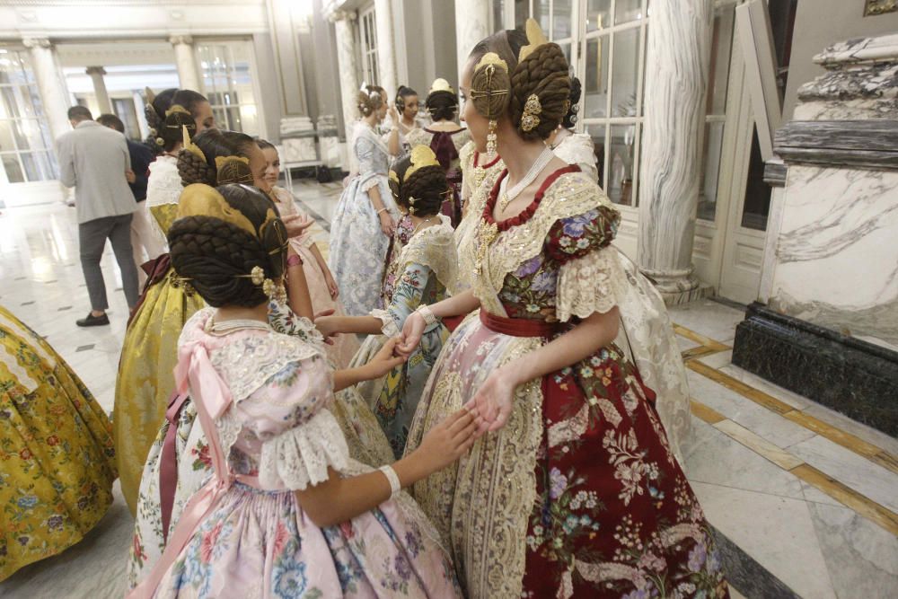 Las cortes de honor ensayan la proclamación de las falleras mayores