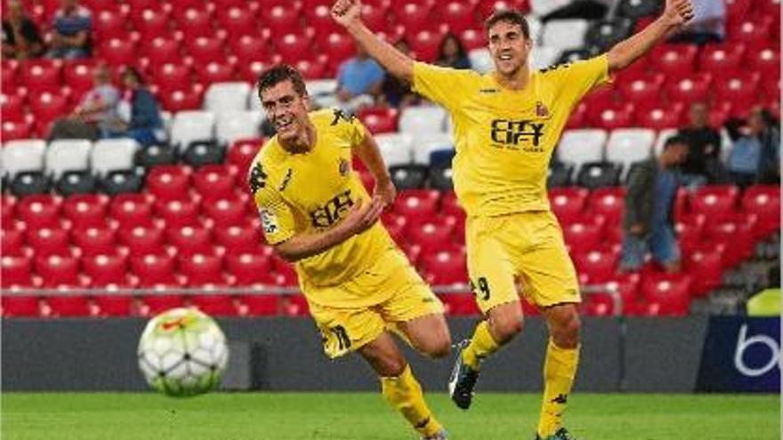 Jairo Morillas celebra el gol de la victòria dilluns a San Mamés amb Jaime Mata al fons.