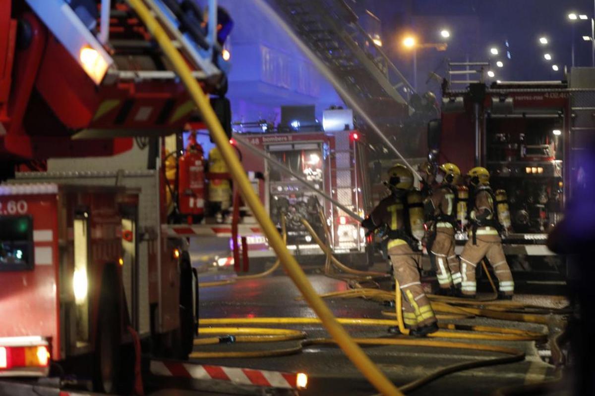 Al menos dos muertos en el incendio en Badalona Al menos dos muertos en el incendio en Badalona