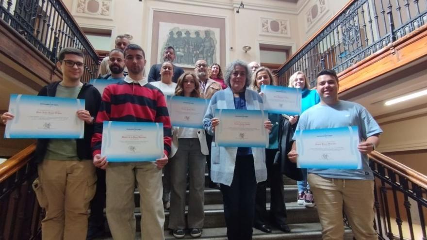 Por la izquierda, con sus diplomas, José Luis Casal, Raúl Antolín, Daniel de la Rosa, Claudia García, Lucía Xavier, la madre de Jorge Abrodes (que recogió el diploma en su nombre) y Sergio García, junto al Alcalde y miembros de la Corporación. | M. Á. G.