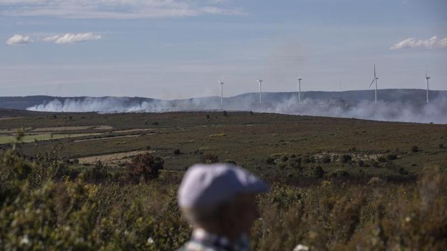 Un hombre observa el frente del fuego en Ferreruela de Tábara. | Emilio Fraile