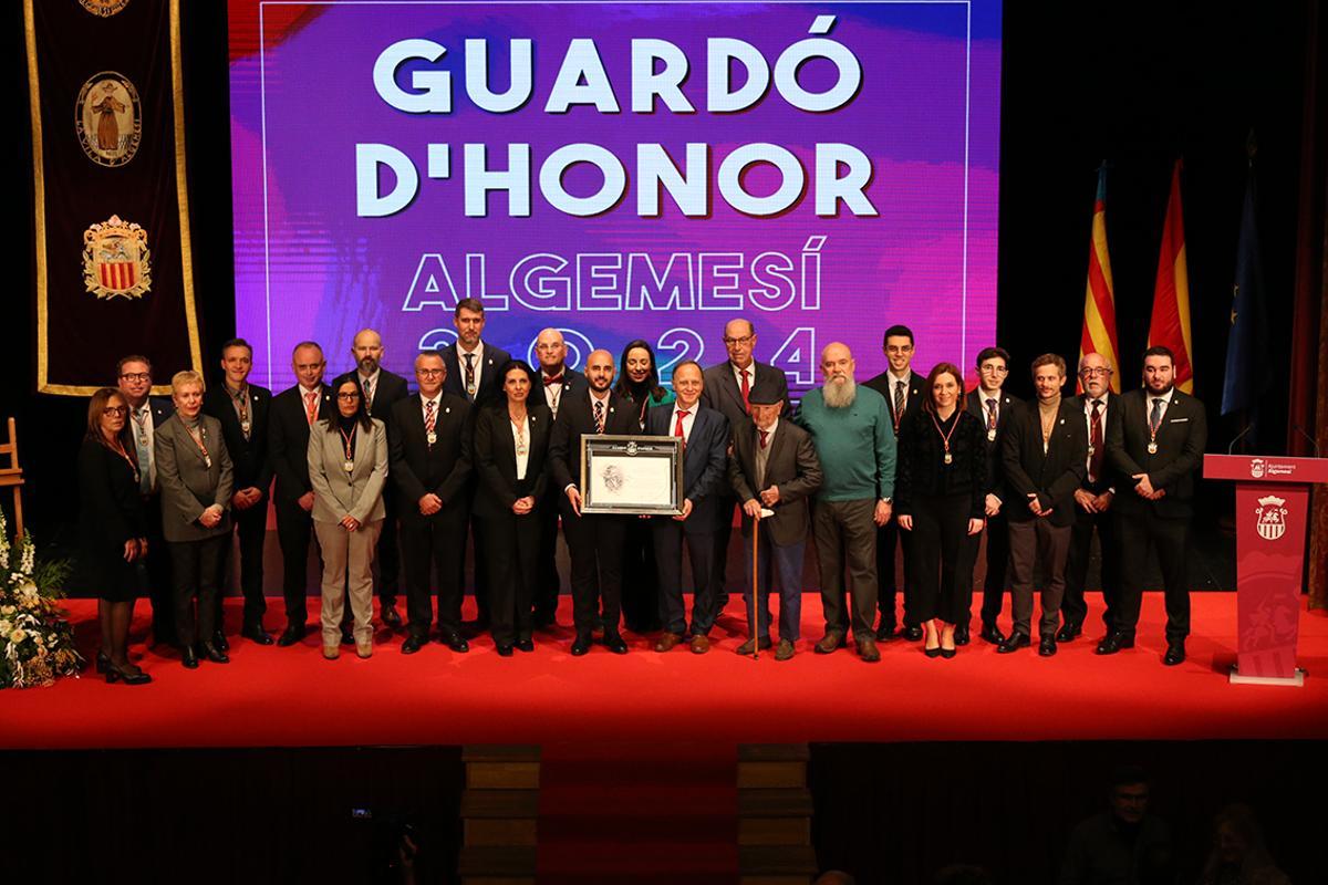 Las autoridades y representantes de la entidad distinguida en el acto de entrega del Guardó.