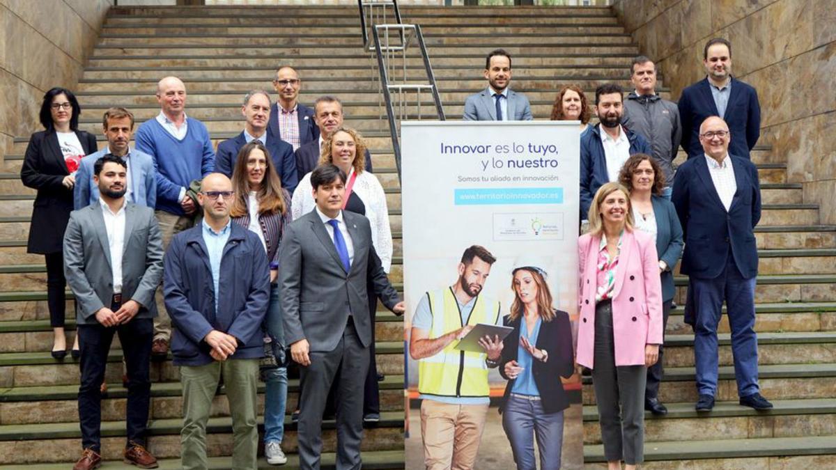 En primera fila, Vicente Fernández, Borja Sánchez y Eva Pando, acompañados de representantes de centros tecnológicos y clústeres de Asturias.