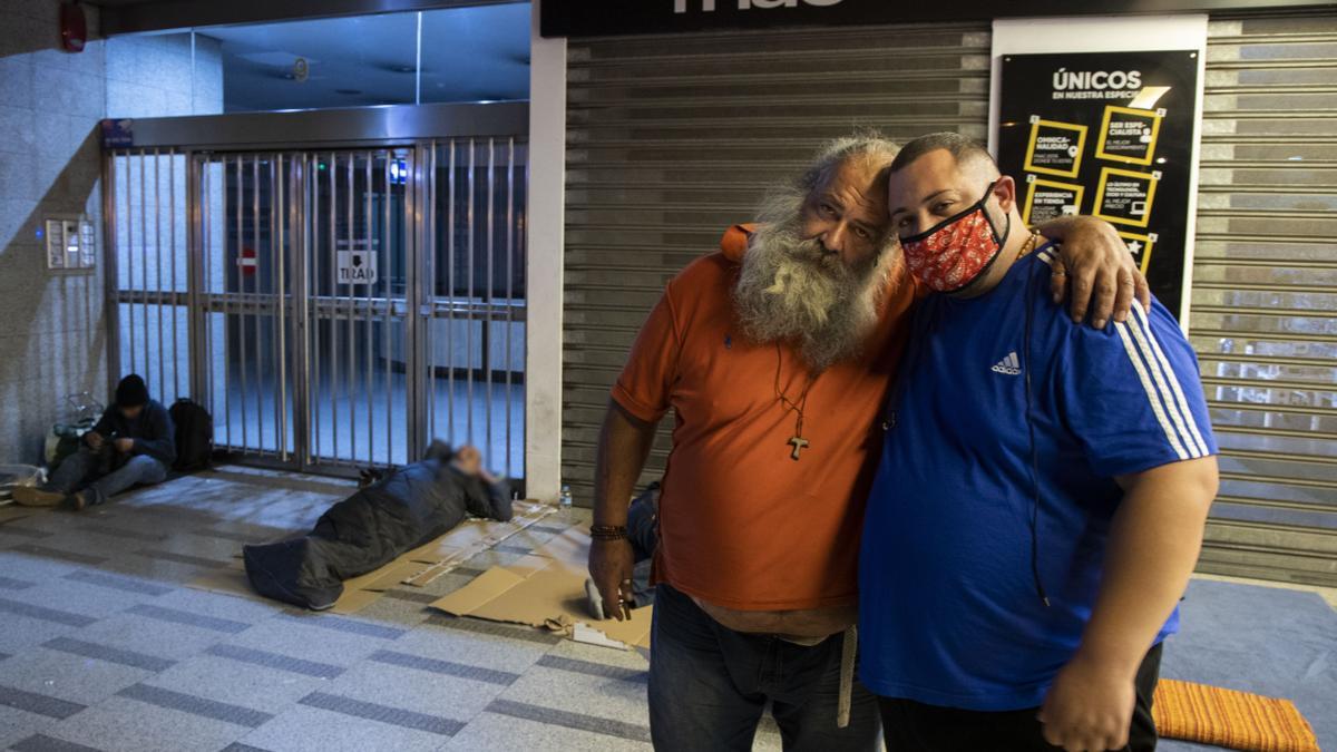 Simón y otra persona sin hogar, en la entrada de Fnac.