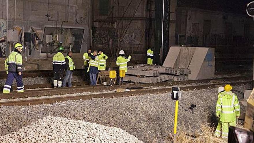 Técnicos y trabajadores, junto a la topera que ha sido demolida para permitir el paso de los trenes de pruebas a la línea de AVE a Sanabria.