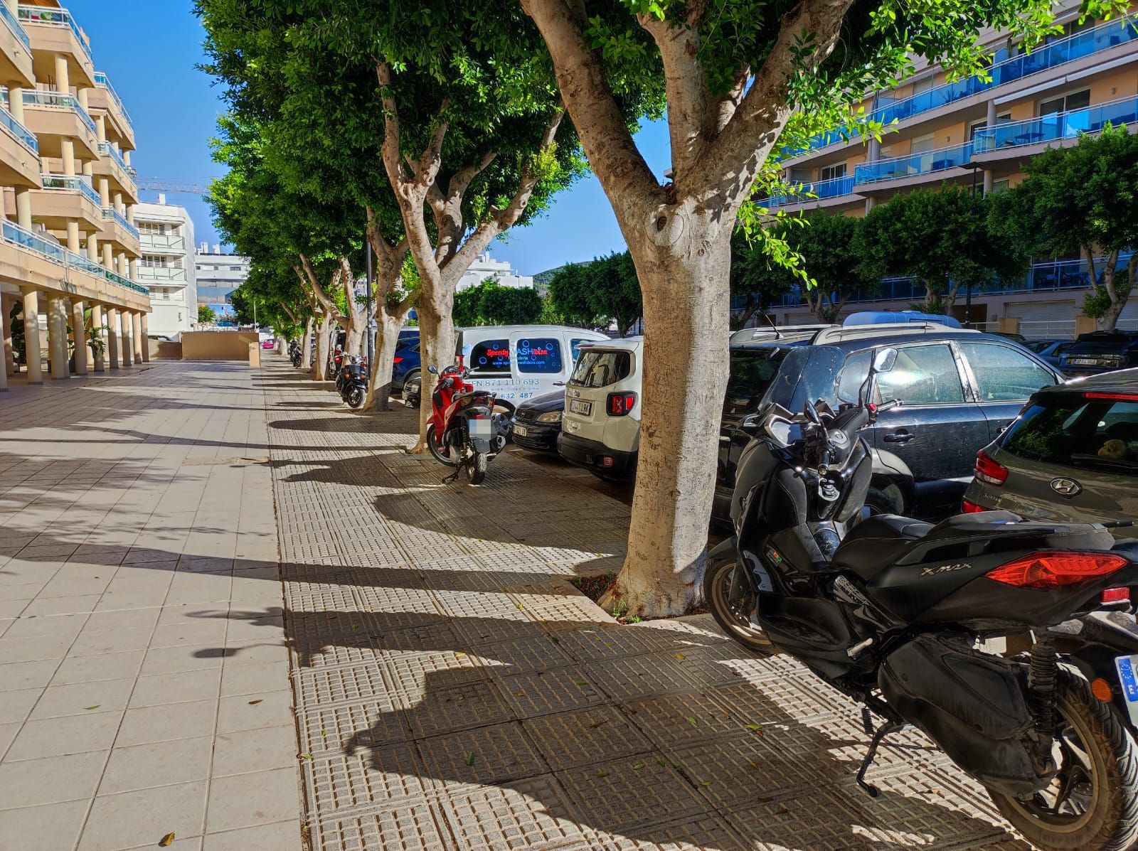 La grúa retira coches aparcados en al acera en Platja d'en Bossa