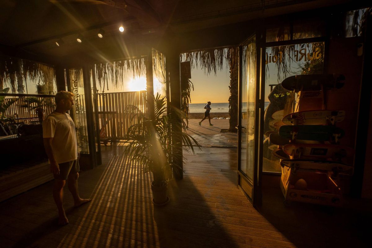 El nuevo espacio del Club Natació Barcelona para hacer paddle surf al amanecer