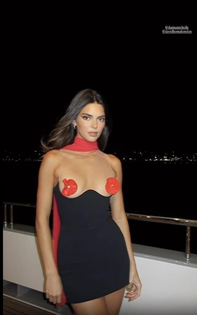 Kendall Jenner con vestido con pezoneras tridimensionales de David Koma