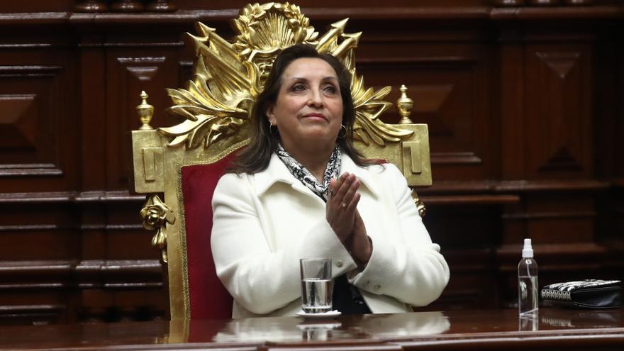 Dina Boluarte jura el cargo como primera presidenta en la historia de Perú