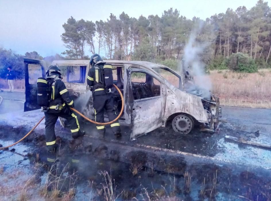 El vehículo, una furgoneta Citröen Jumpi, quedó completamente destruido