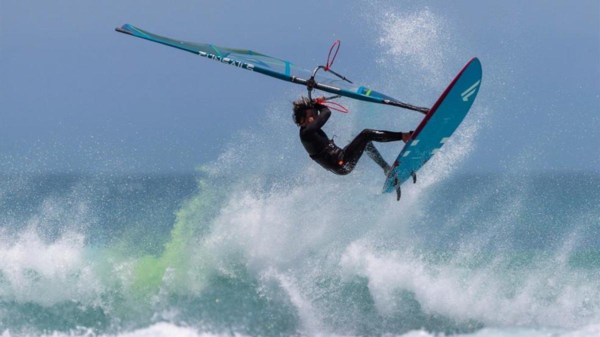 El espectáculo del windsurf en la Costa Brava deberá esperar