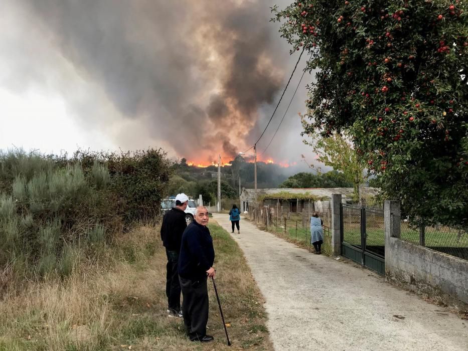 Incendio forestal esta mañana en las proximidades de O Carballiño.