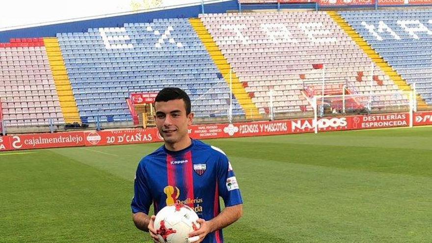 JosÃ© GarcÃ­a posa con la camiseta del club al que pertenece, el Extremadura