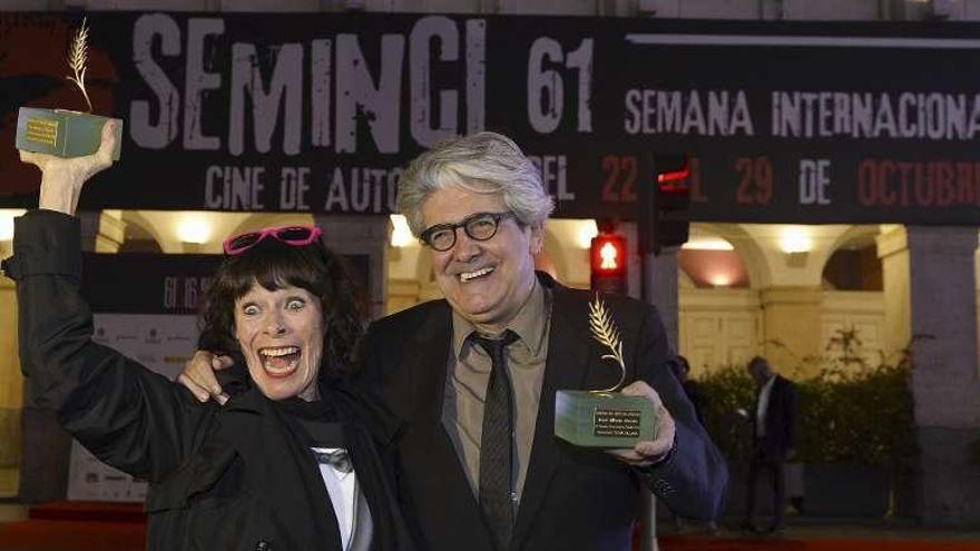 Geraldine Chaplin, junto a José María Prado, con su Espiga de Oro.