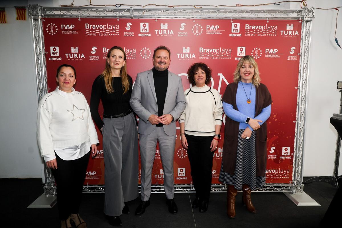 Alcaldes y alcaldesas copan el tercer día de balcón fallero de Levante-EMV