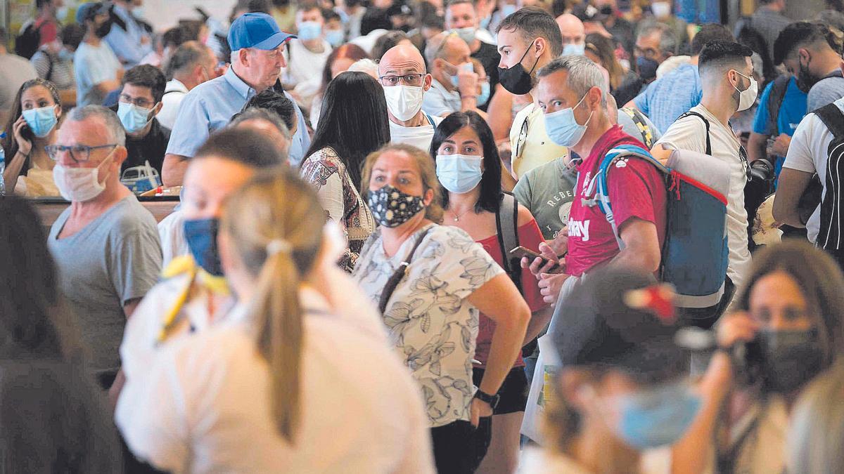 Esta es la imagen que presentaba al mediodía de ayer la terminal del aeropuerto de Los Rodeos.